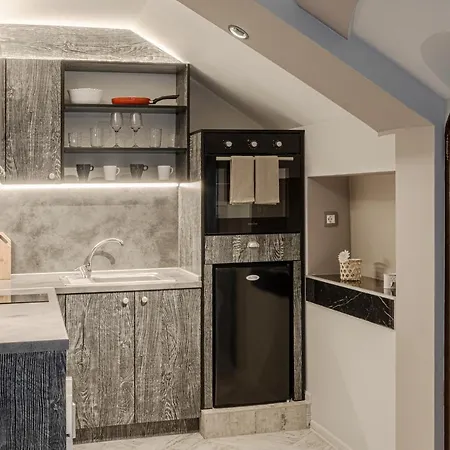 The Red Roof House Apartment *